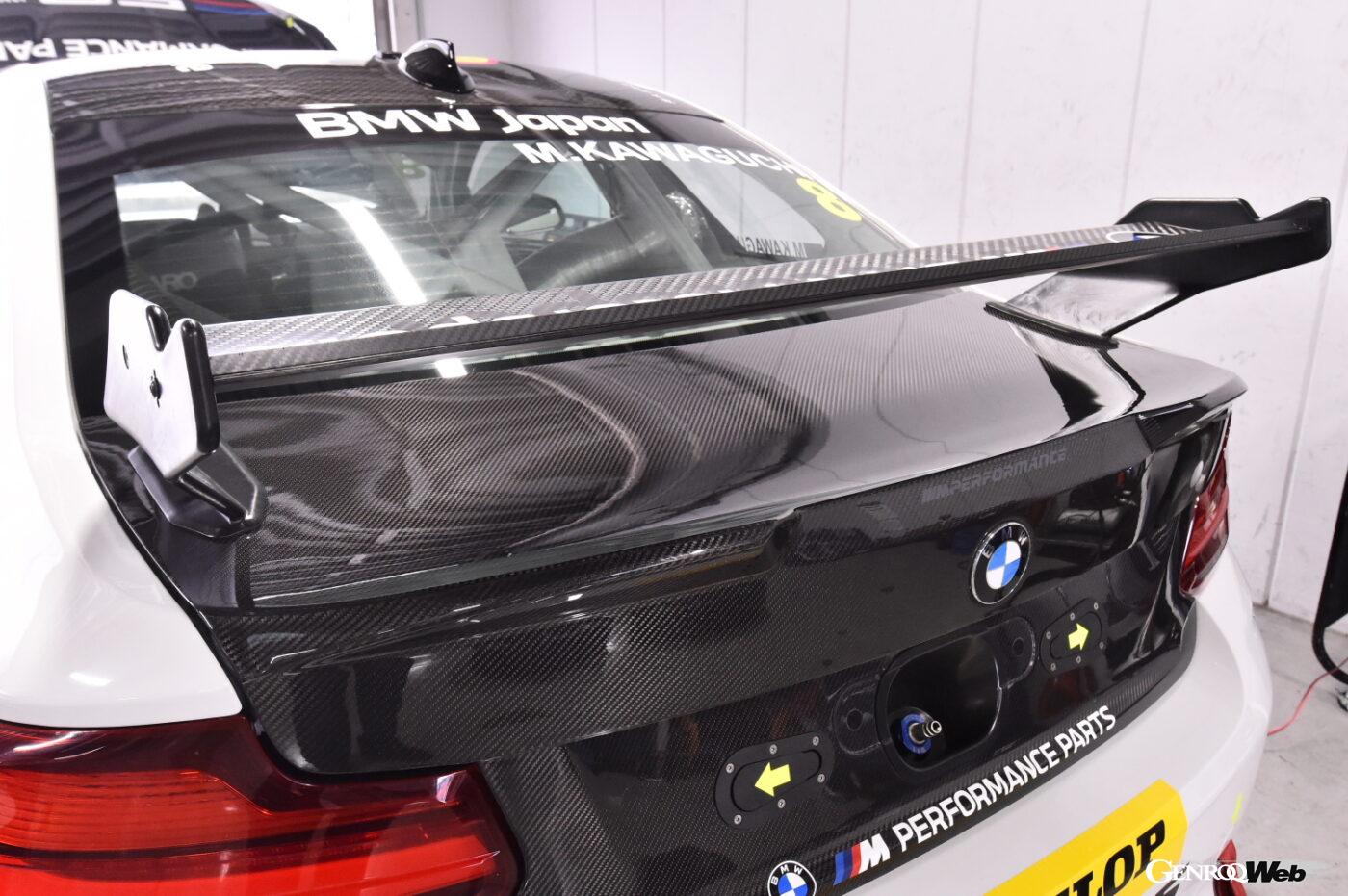 M2 CS Racingの大型リヤスポイラー。