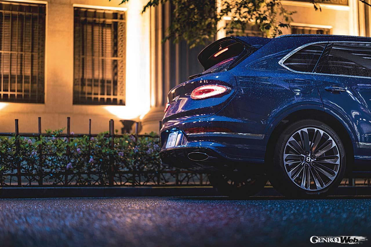 ベンテイガスピードの美しいリヤスタイリング。コンチネンタルGTなどと同じく最新ベントレーのデザイン言語が用いられる。