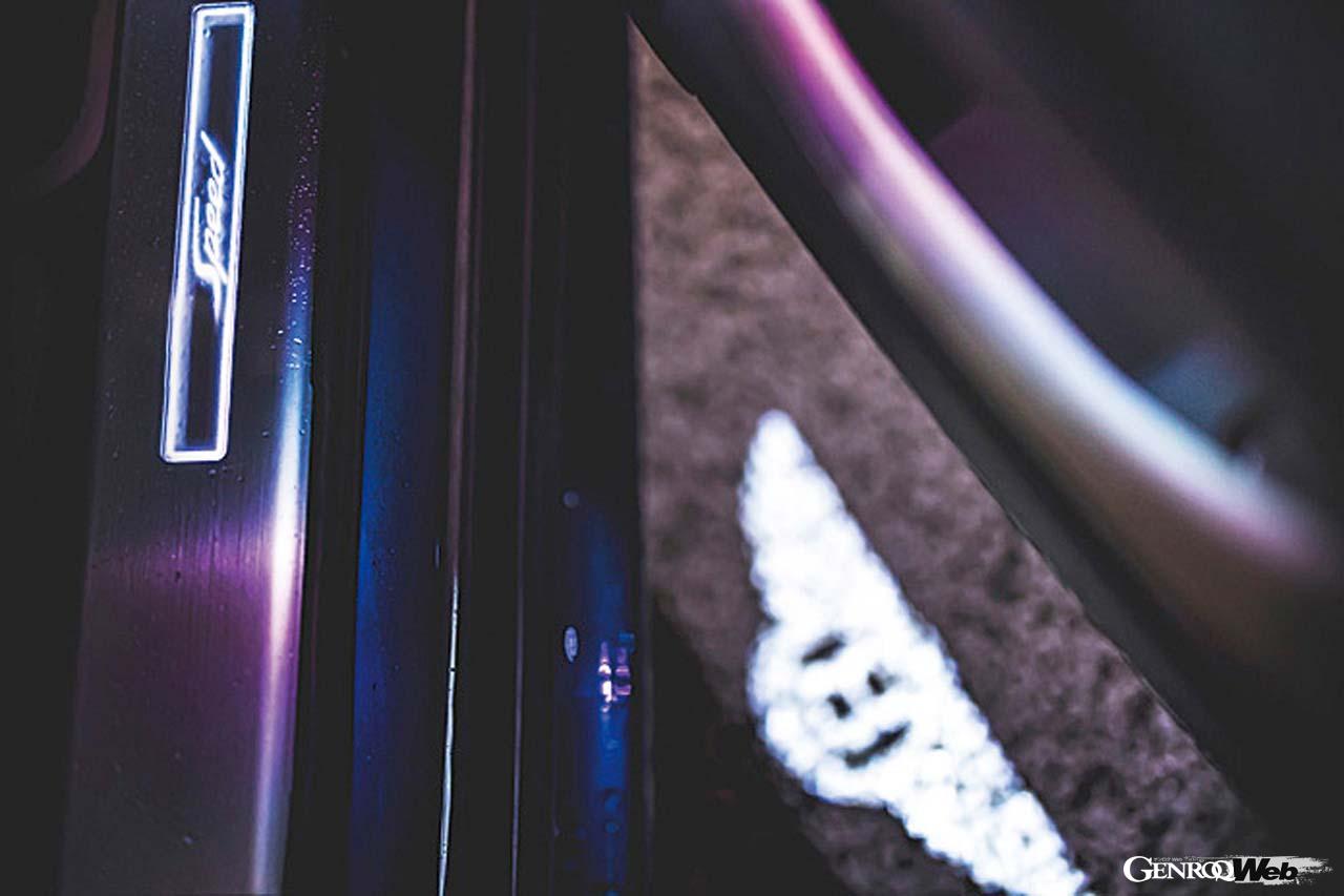 サイドシルに輝くスピードのロゴ。ドアを開けると足元を照らすカーテシランプが装備される。