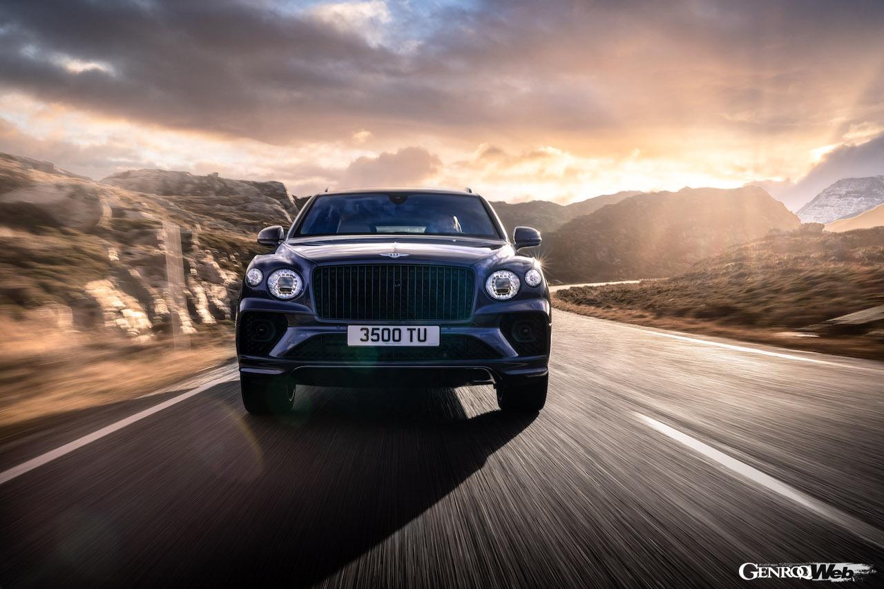 ベントレー ベンテイガ EWBの走行シーン