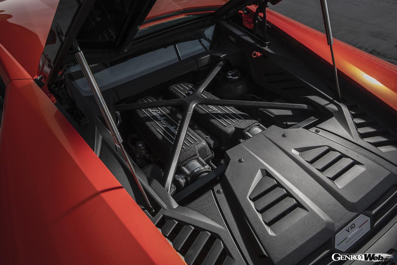 ランボルギーニ ウラカン EVOのエンジンコンパートメント