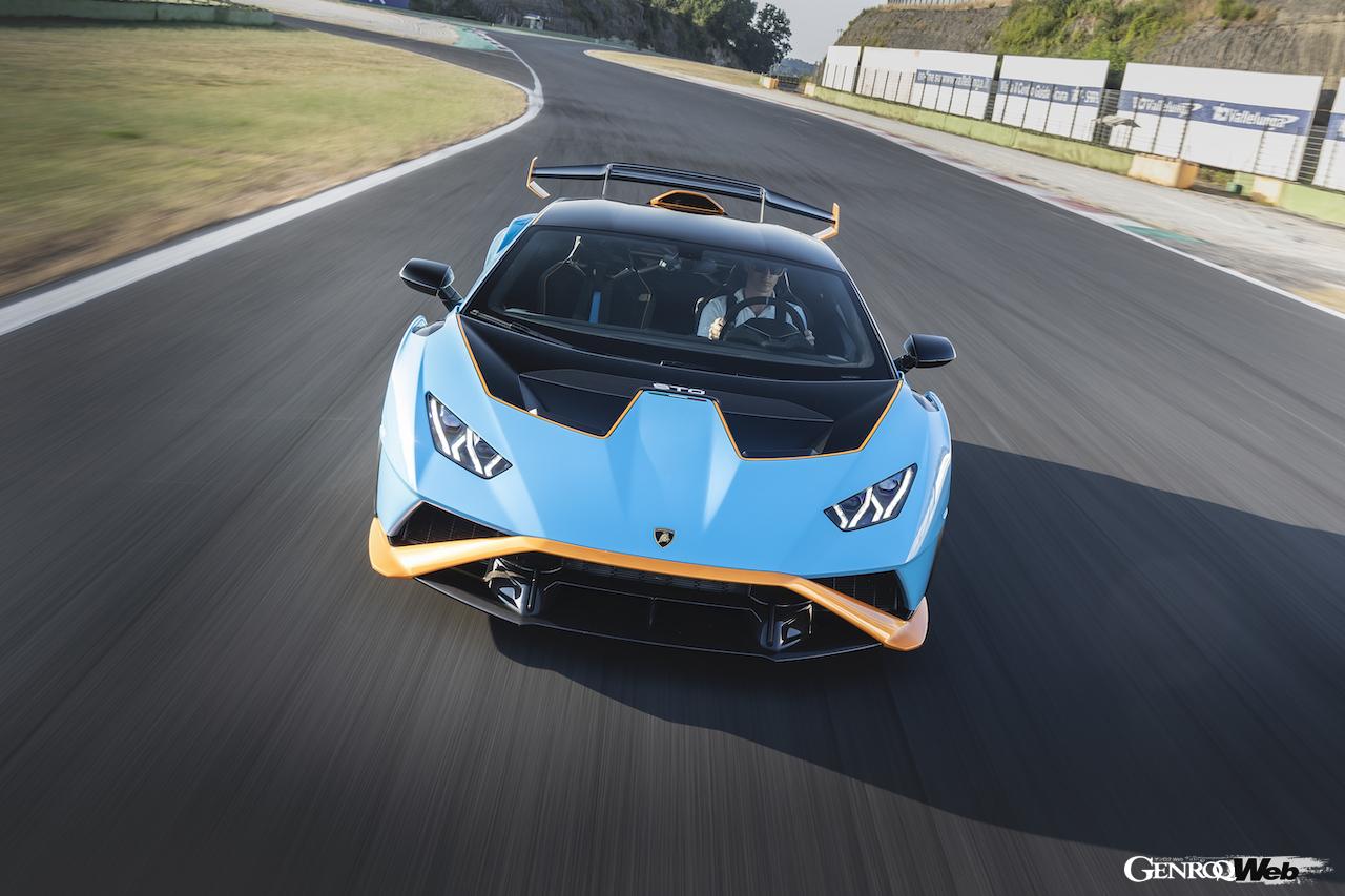 ランボルギーニ ウラカン STOの走行シーン