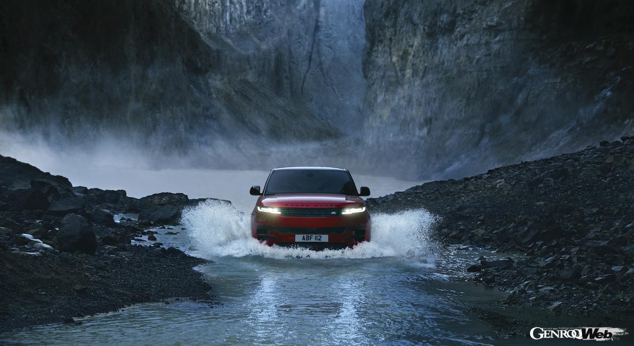 新型ランドローバー レンジローバースポーツのオフロード走行イメージ