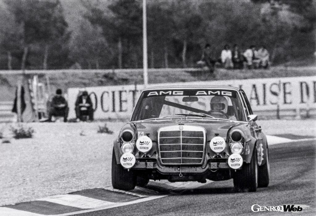 1971年のスパ24時間に参戦するメルセデス・ベンツ300SEL 6.8 AMG。コーナリング