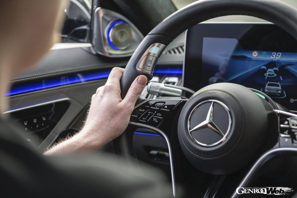メルセデス・ベンツの条件付き自動運転システム「ドライブ パイロット」のスイッチ付きステアリングホイール