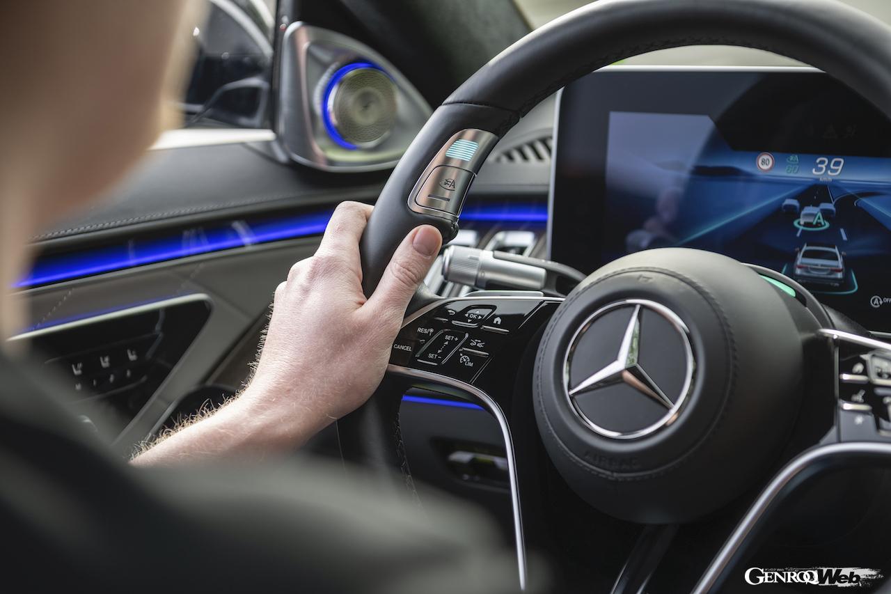 メルセデス・ベンツの条件付き自動運転システム「ドライブパイロット」のスイッチ付きステアリングホイール
