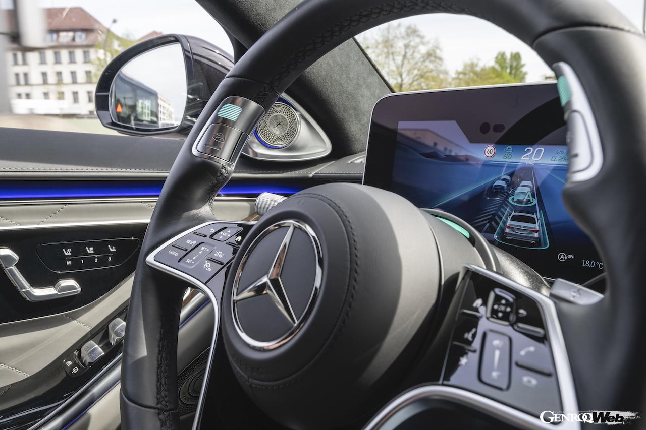 メルセデス・ベンツの条件付き自動運転システム「ドライブパイロット」のスイッチ付きステアリングホイール
