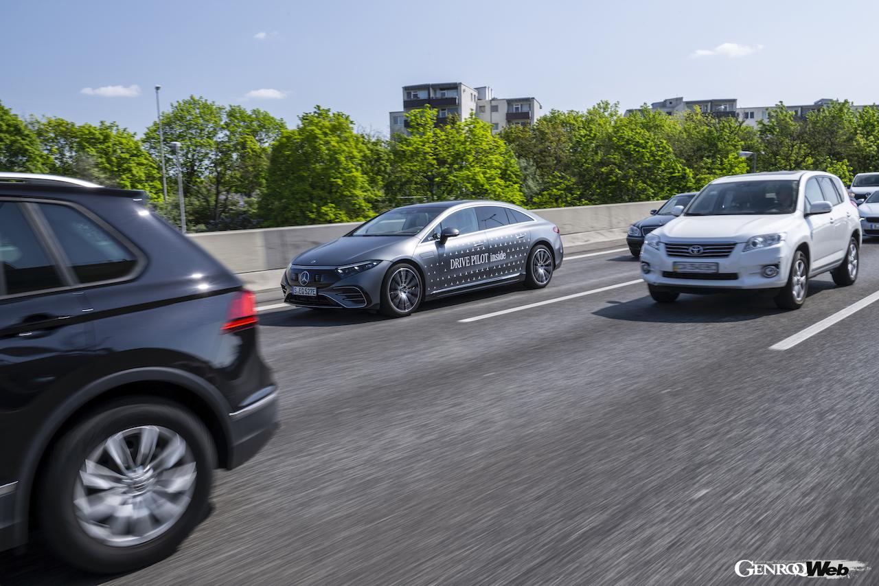 メルセデス・ベンツの条件付き自動運転システム「ドライブパイロット」を搭載するEQS