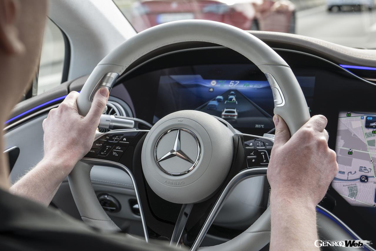 メルセデス・ベンツの条件付き自動運転システム「ドライブパイロット」のスイッチ付きステアリングホイール