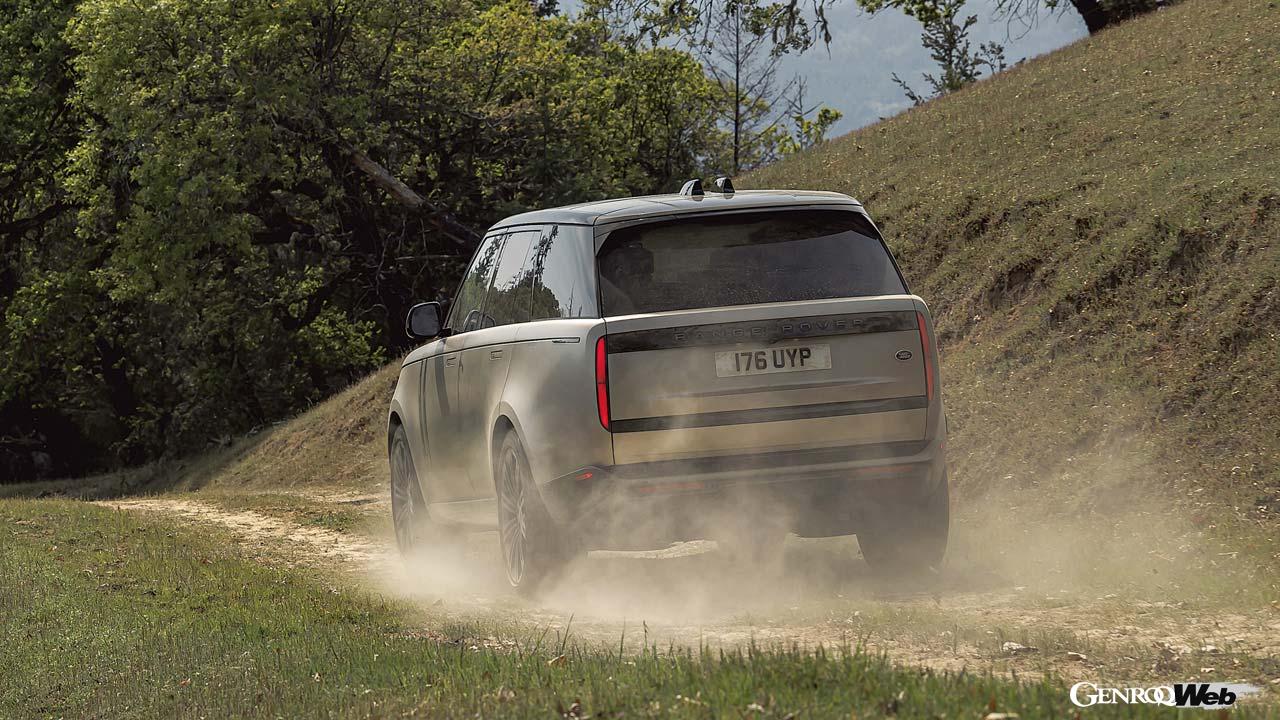 新型レンジローバーの走行シーン