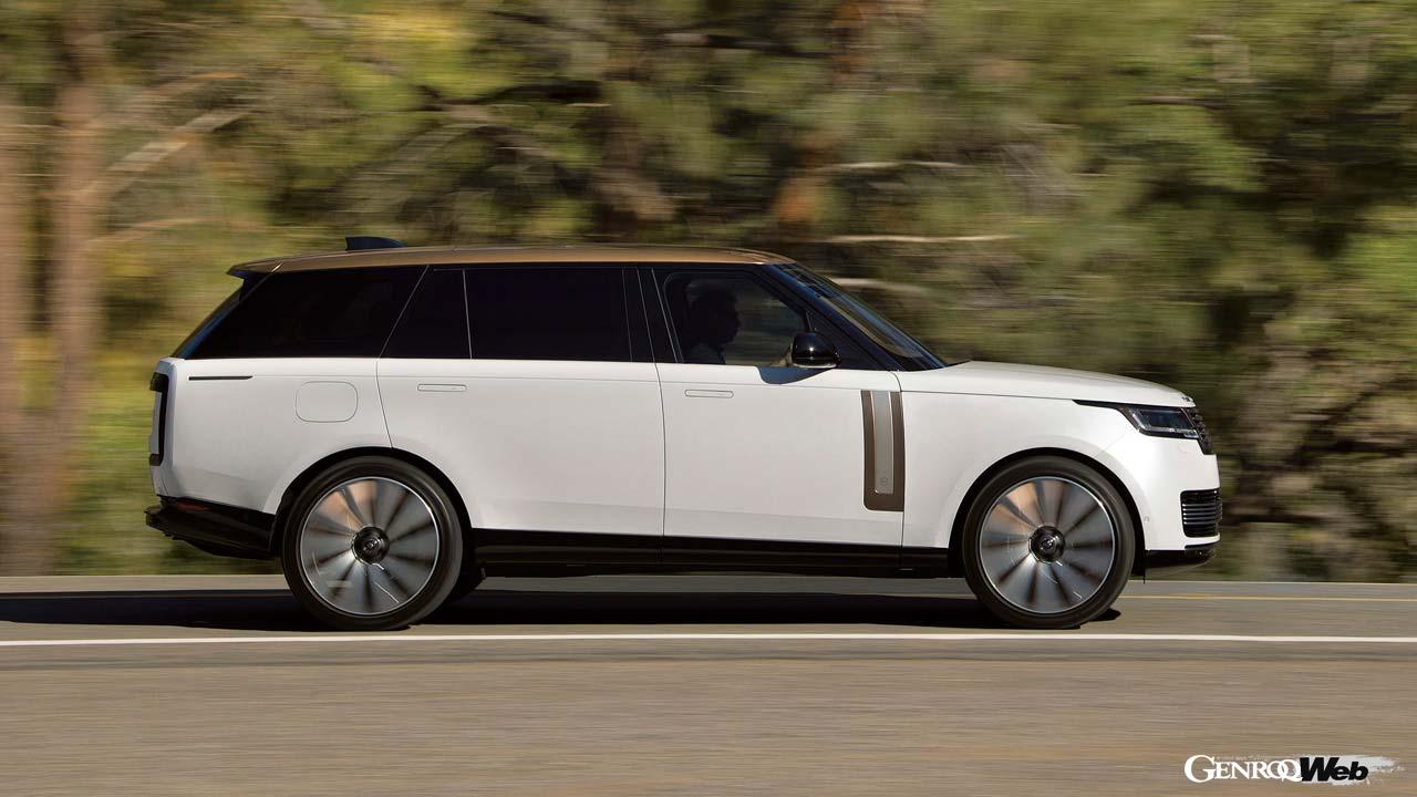 新型レンジローバーの走行シーン