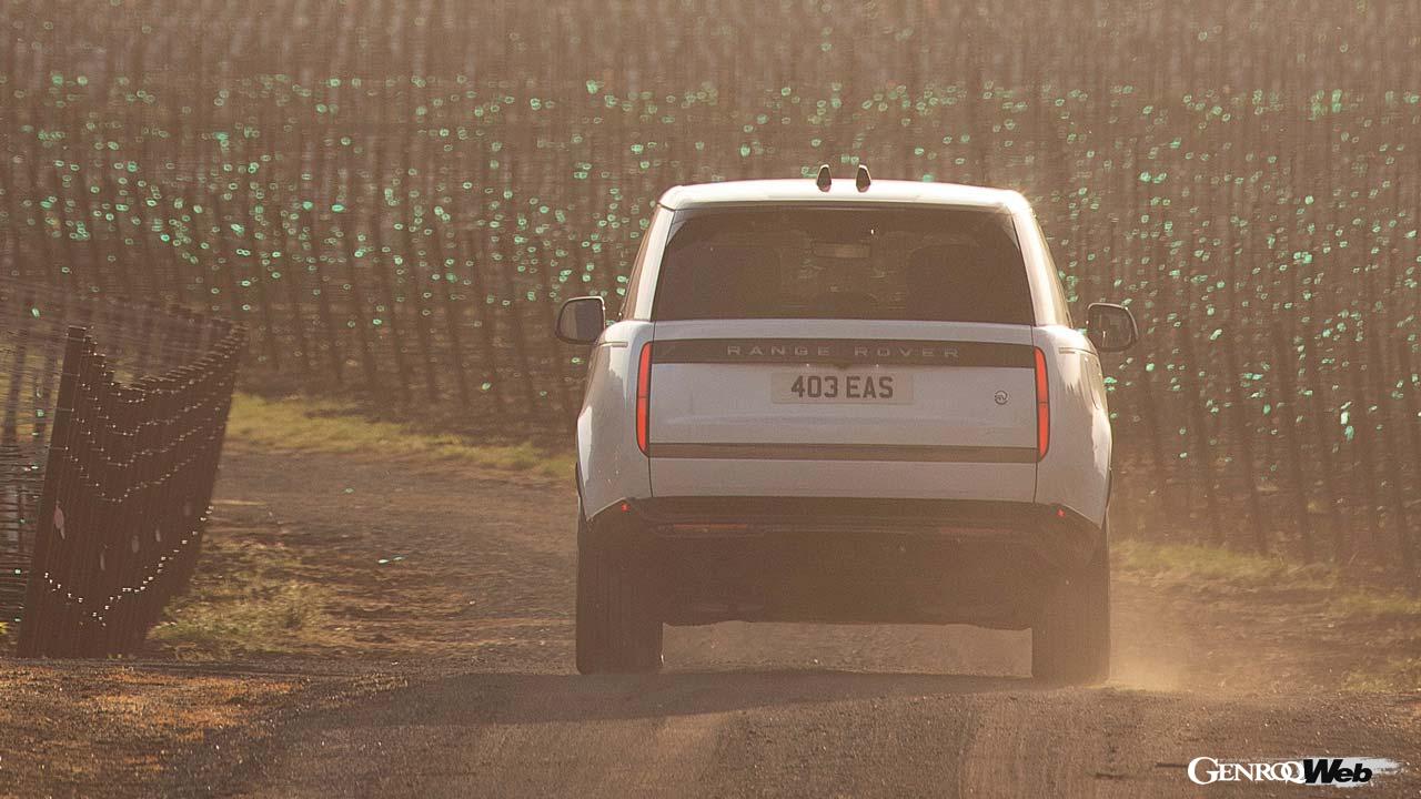 新型レンジローバーの走行シーン