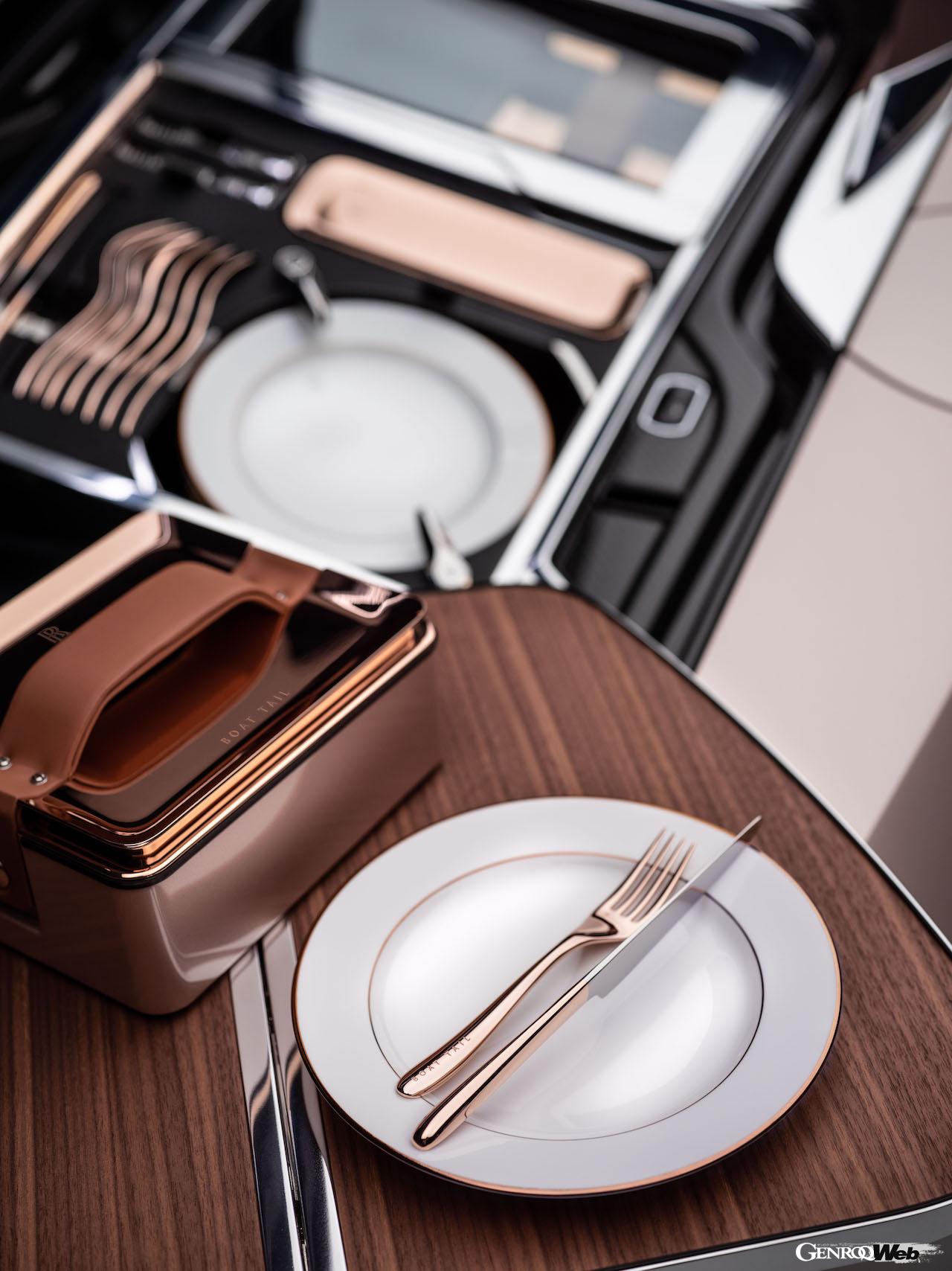 ロールス・ロイス ボート・テイルのリヤデッキ内カトラリー