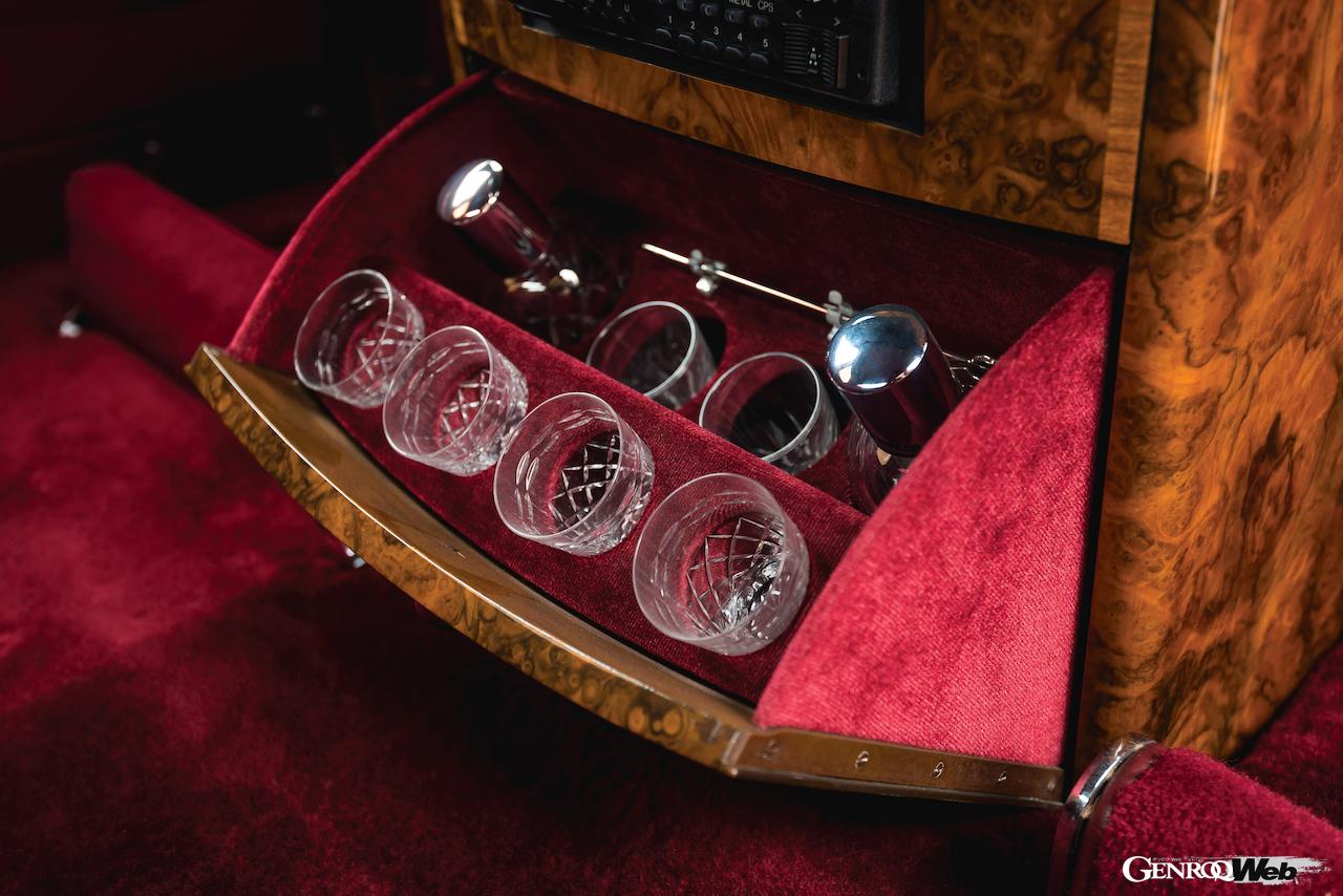 1972年製ロールス・ロイス ファントム VI リムジン。カトラリー