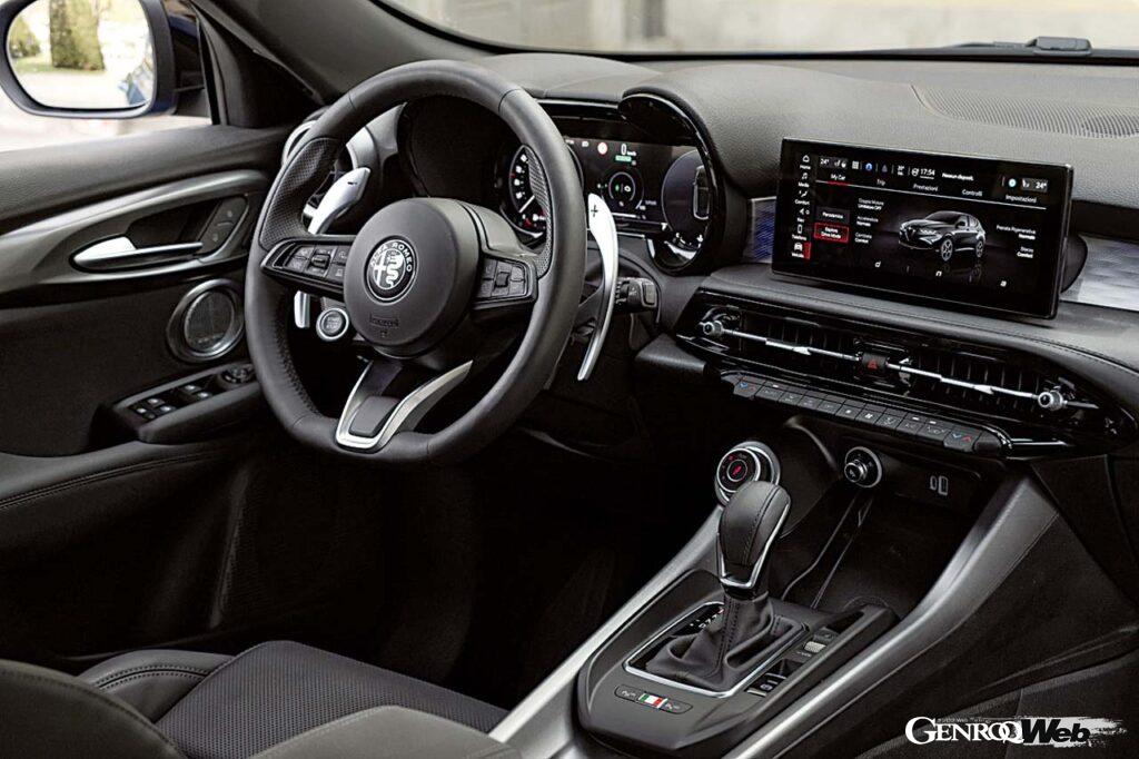 クイックなステアリング特性が魅力のひとつ。12.3インチのセンターパネル、10.25インチのタッチスクリーンは使い勝手も良い。