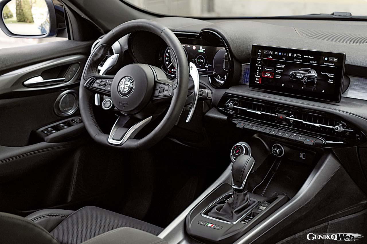 アルファロメオ トナーレハイブリッドの走行シーンのインテリア