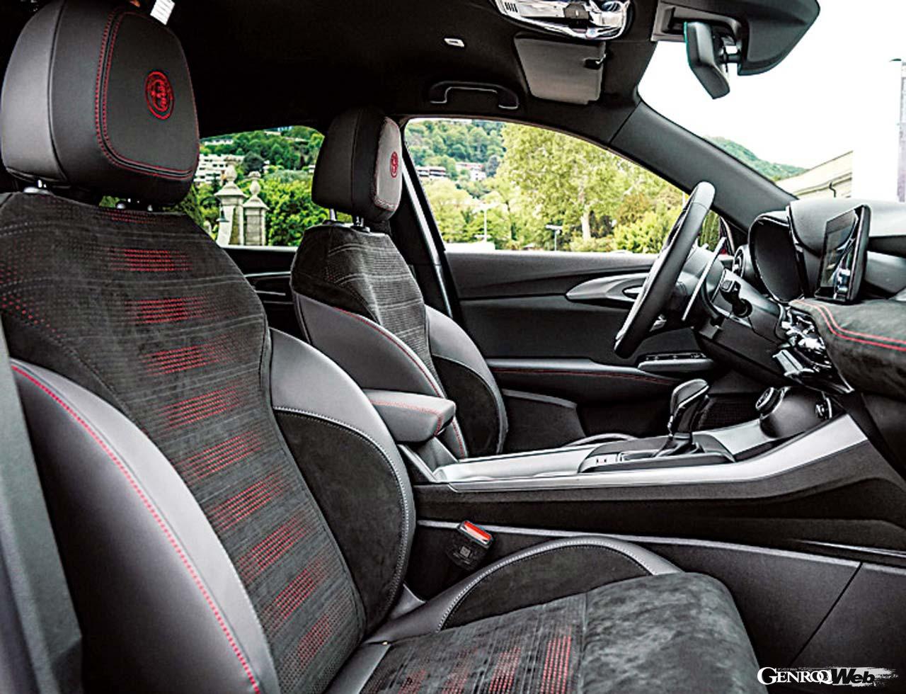 アルファロメオ トナーレハイブリッドのフロントシート