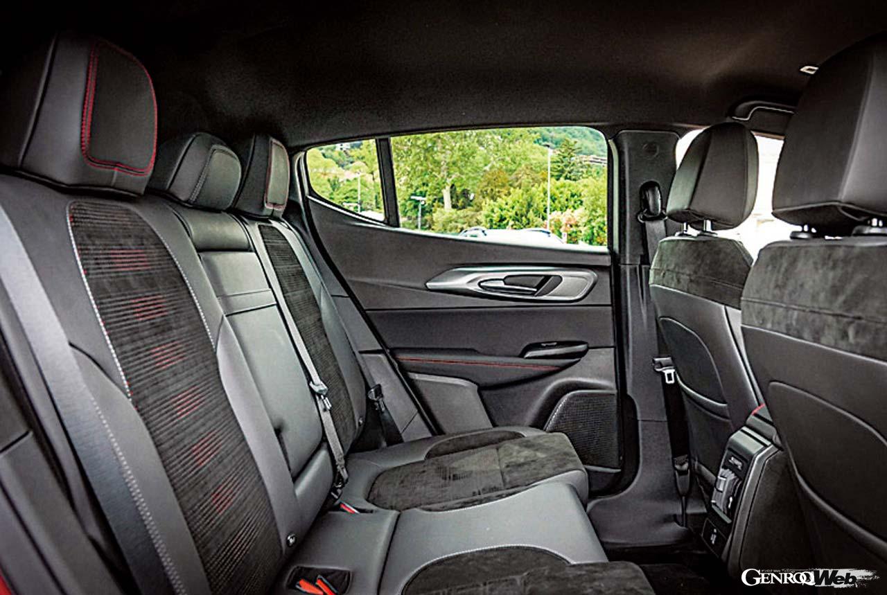 アルファロメオ トナーレハイブリッドのリヤシート