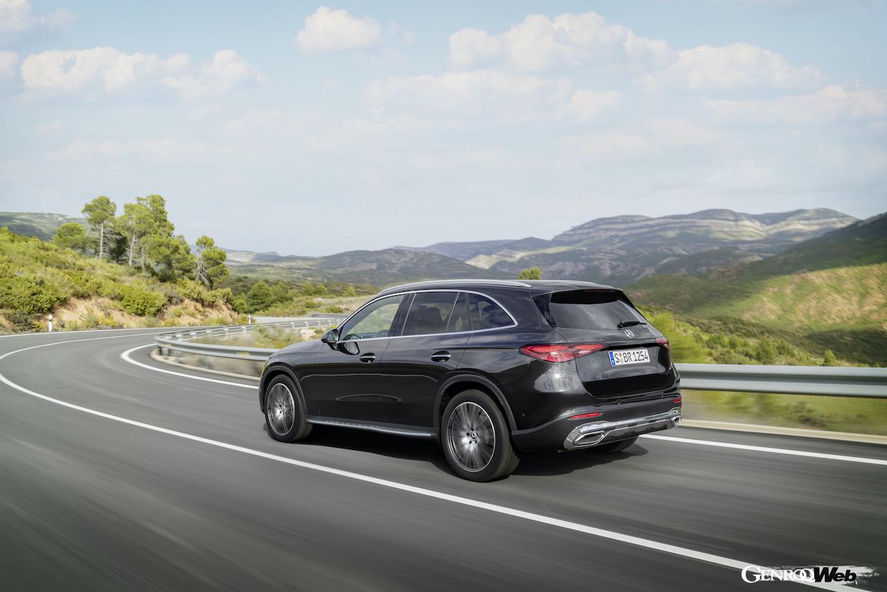 新型メルセデス・ベンツ GLCクラスの走行シーン