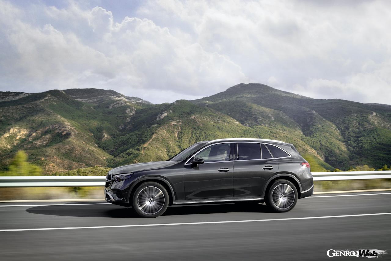 新型メルセデス・ベンツ GLCクラスの走行シーン