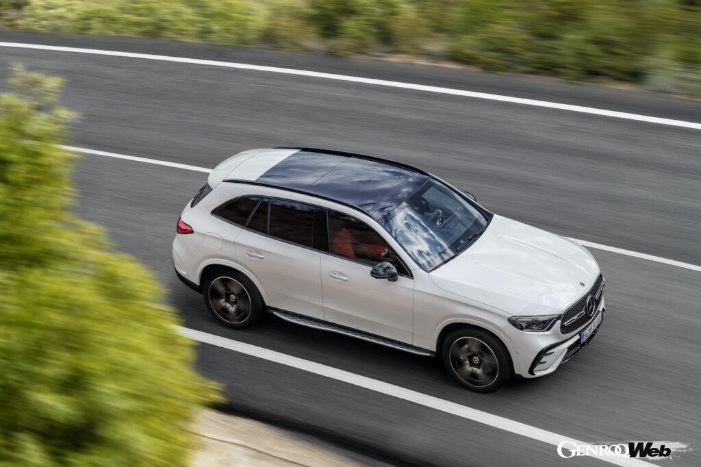 「メルセデス・ベンツ GLCクラス」改良新型の走行シーン。