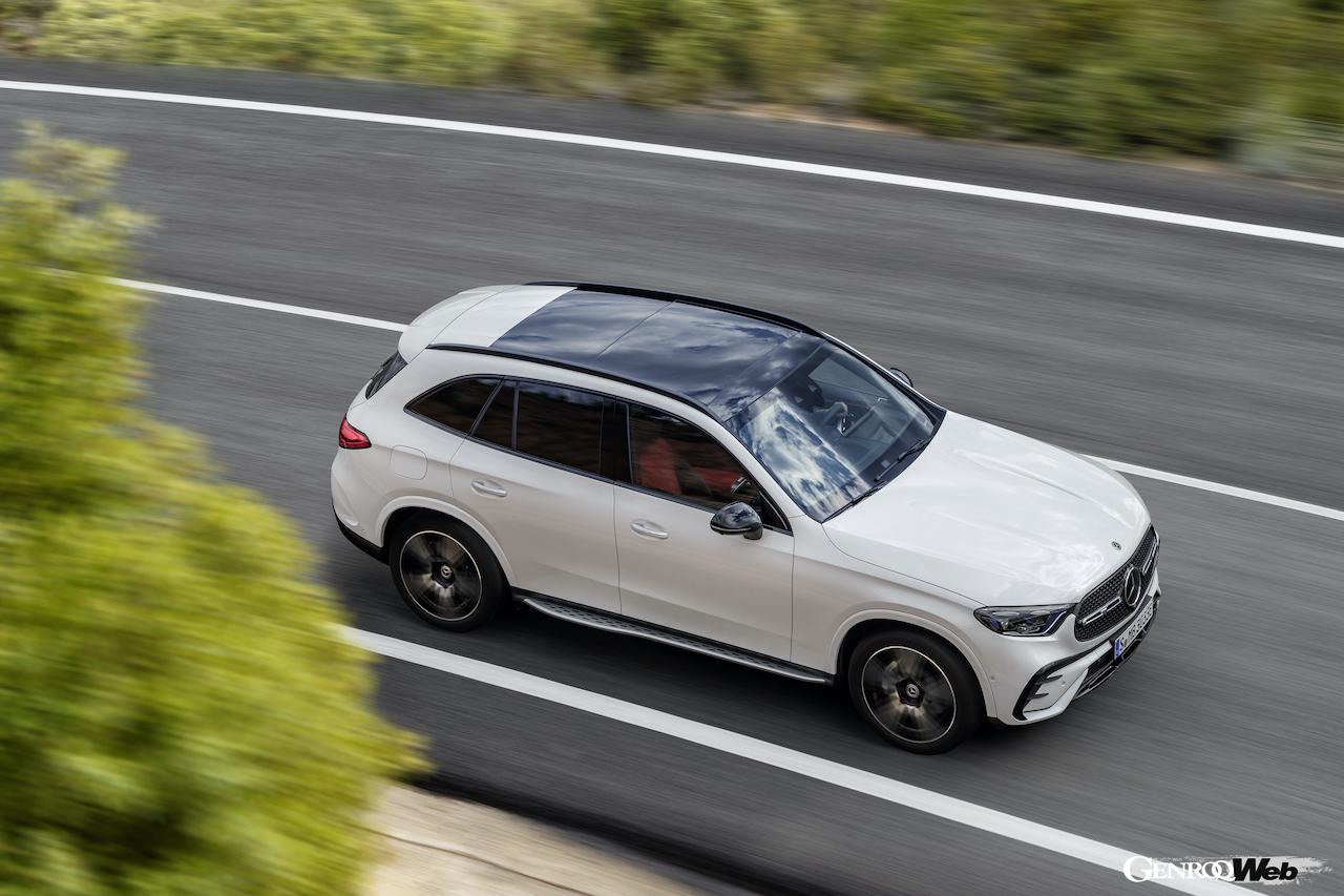 新型メルセデス・ベンツ GLCクラスの走行シーン