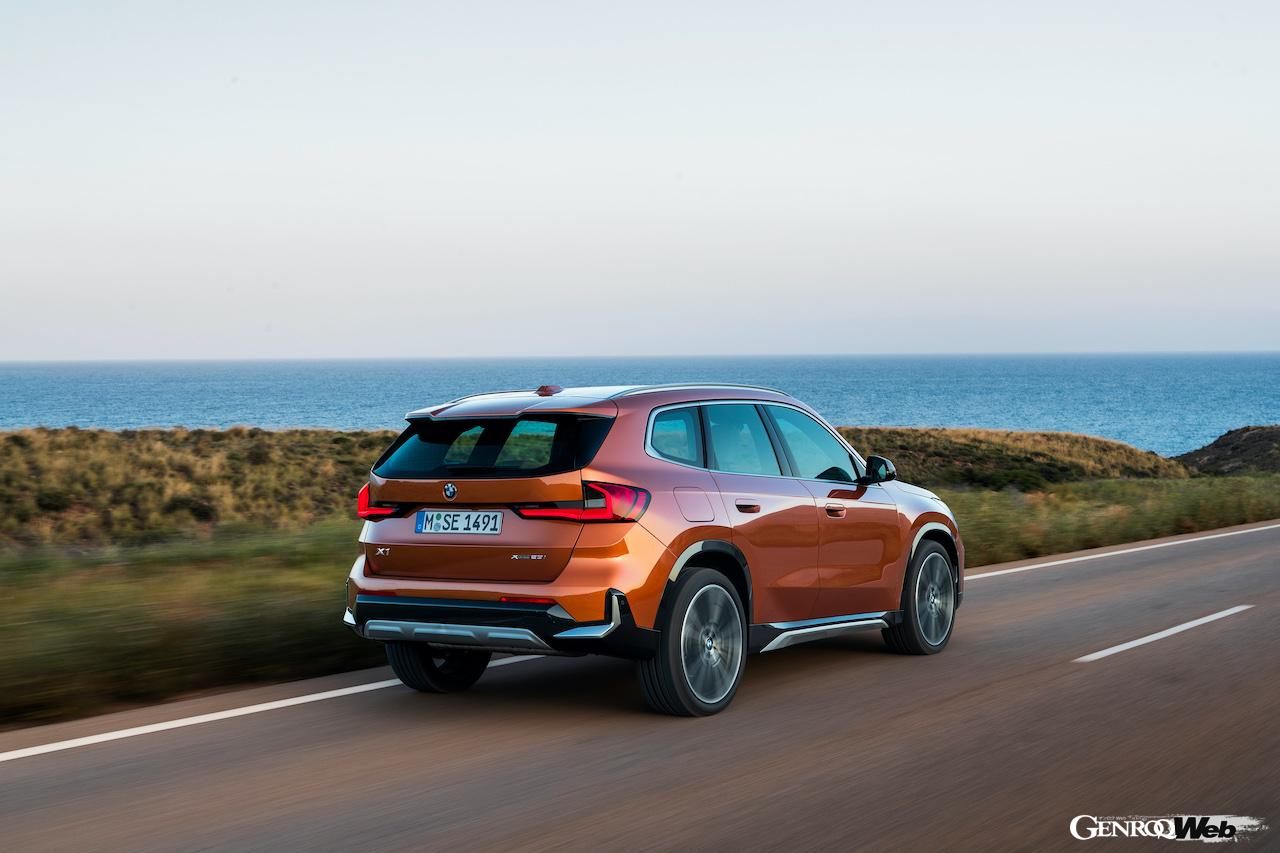 フルモデルチェンジを果たした、BMWのエントリーSAV「X1」の走行シーン