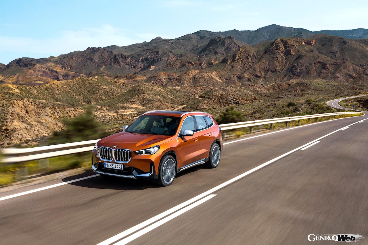 フルモデルチェンジを果たした、BMWのエントリーSAV「X1」の走行シーン