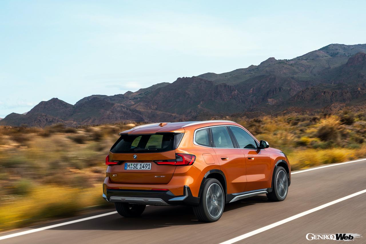 フルモデルチェンジを果たした、BMWのエントリーSAV「X1」の走行シーン