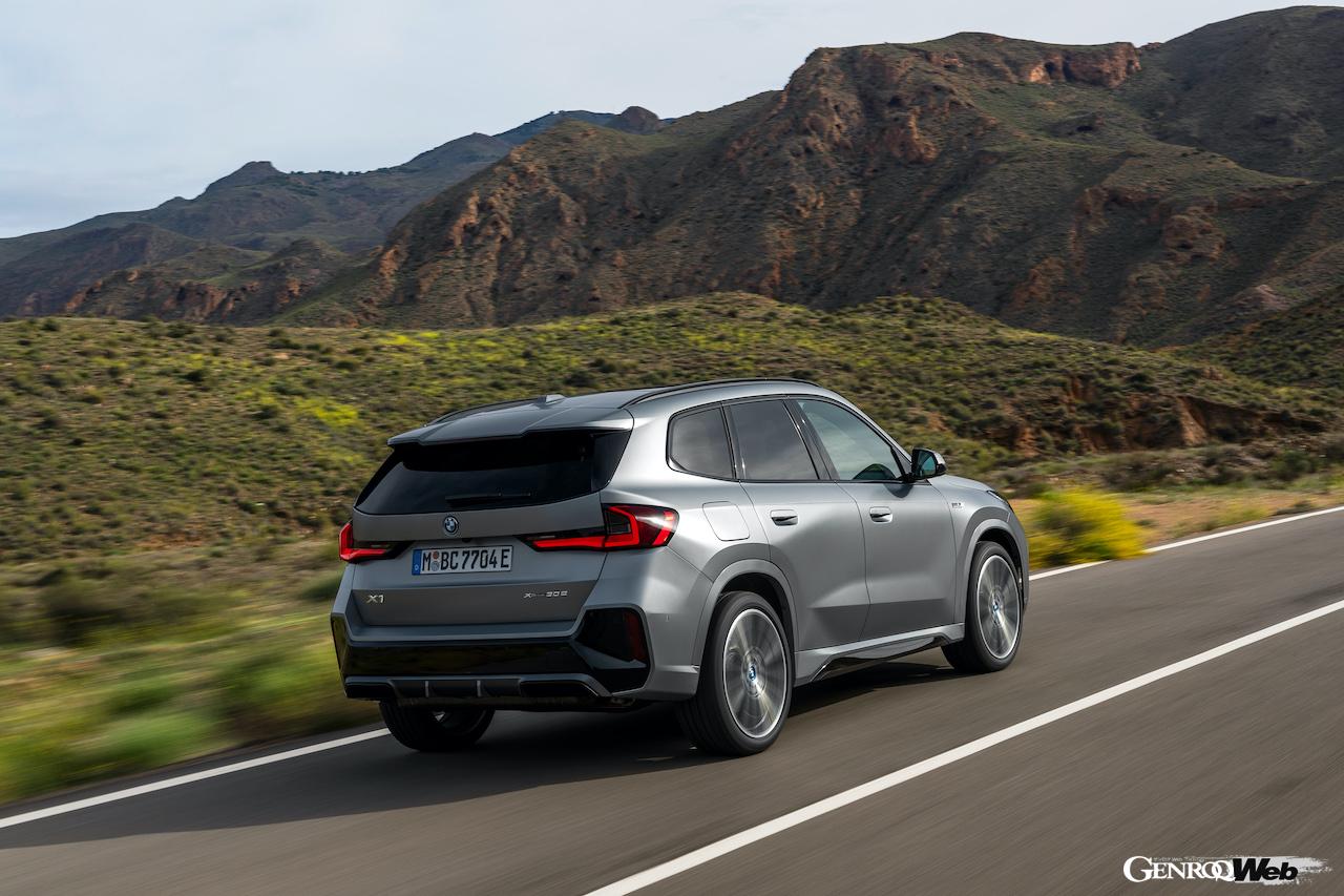 フルモデルチェンジを果たした、BMWのエントリーSAV「X1」の走行シーン。