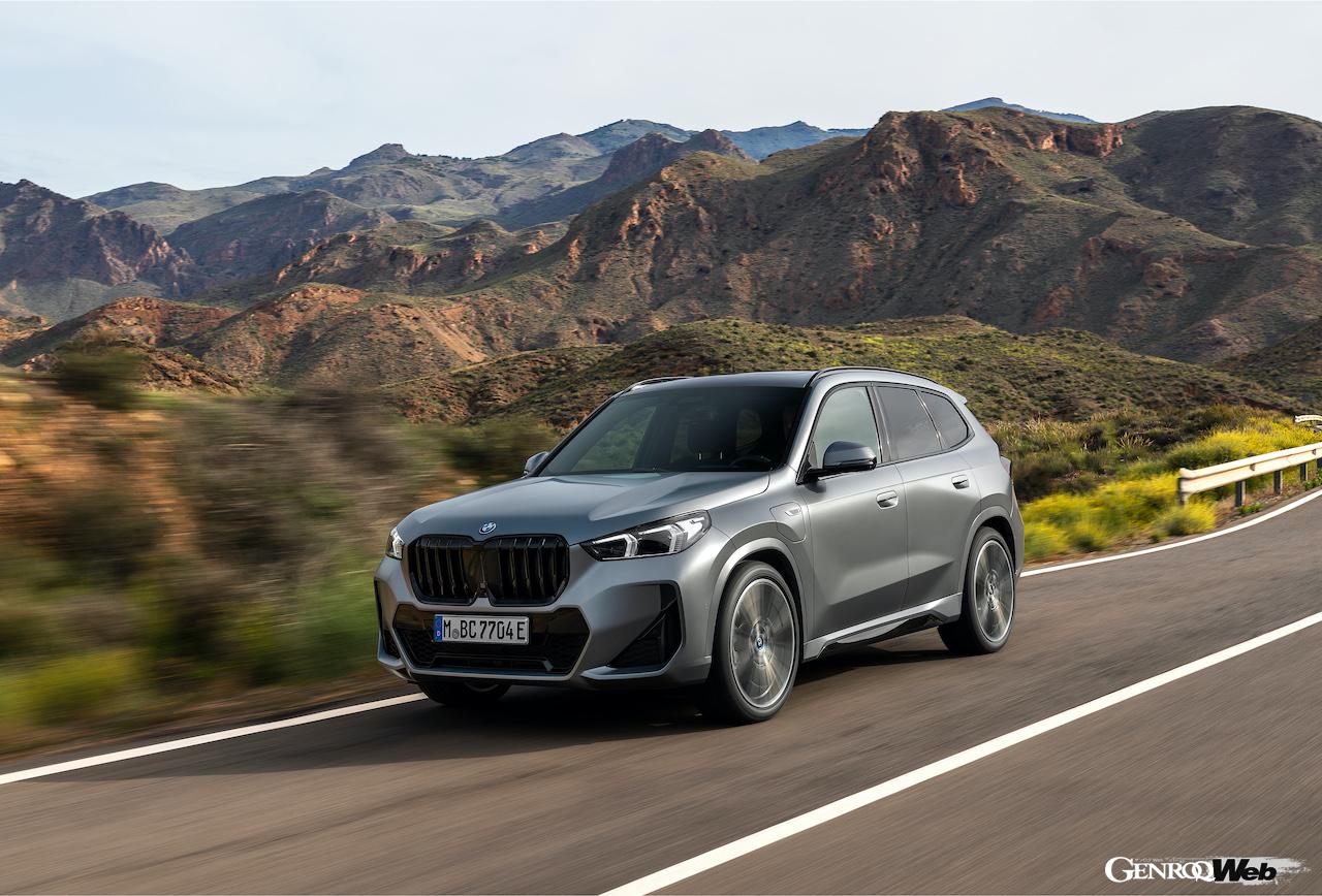 フルモデルチェンジを果たした、BMWのエントリーSAV「X1」の走行シーン。