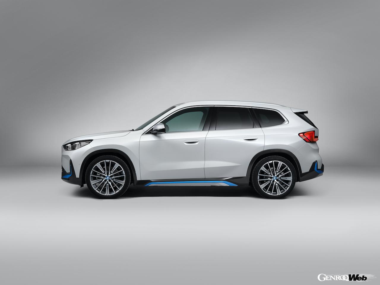 BMW iX1のサイドビュー