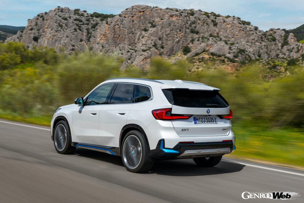 エントリーSAVに初のフル電動モデルが登場、「BMW iX」の走行シーン。