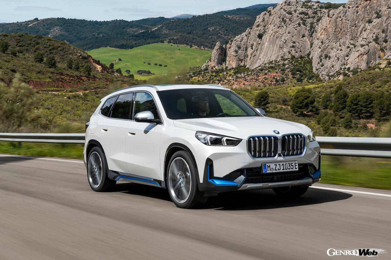 BMW iX1の走行シーン