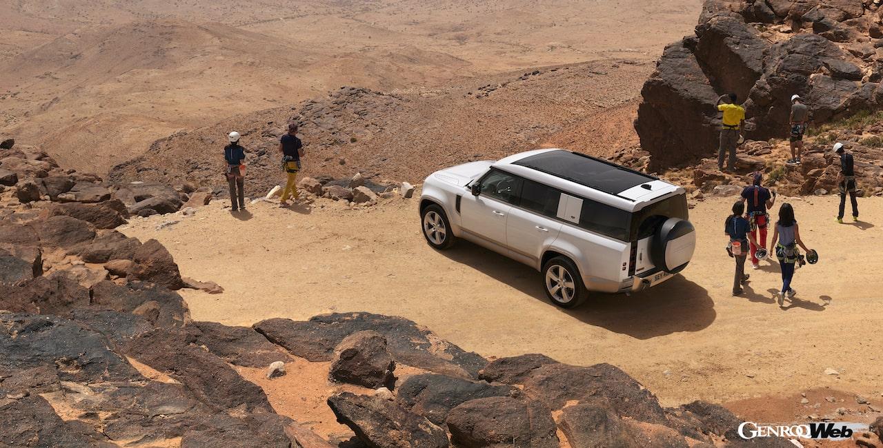 シリーズ最長のボディを持つ「ランドローバー ディフェンダー 130」のリヤスタイル