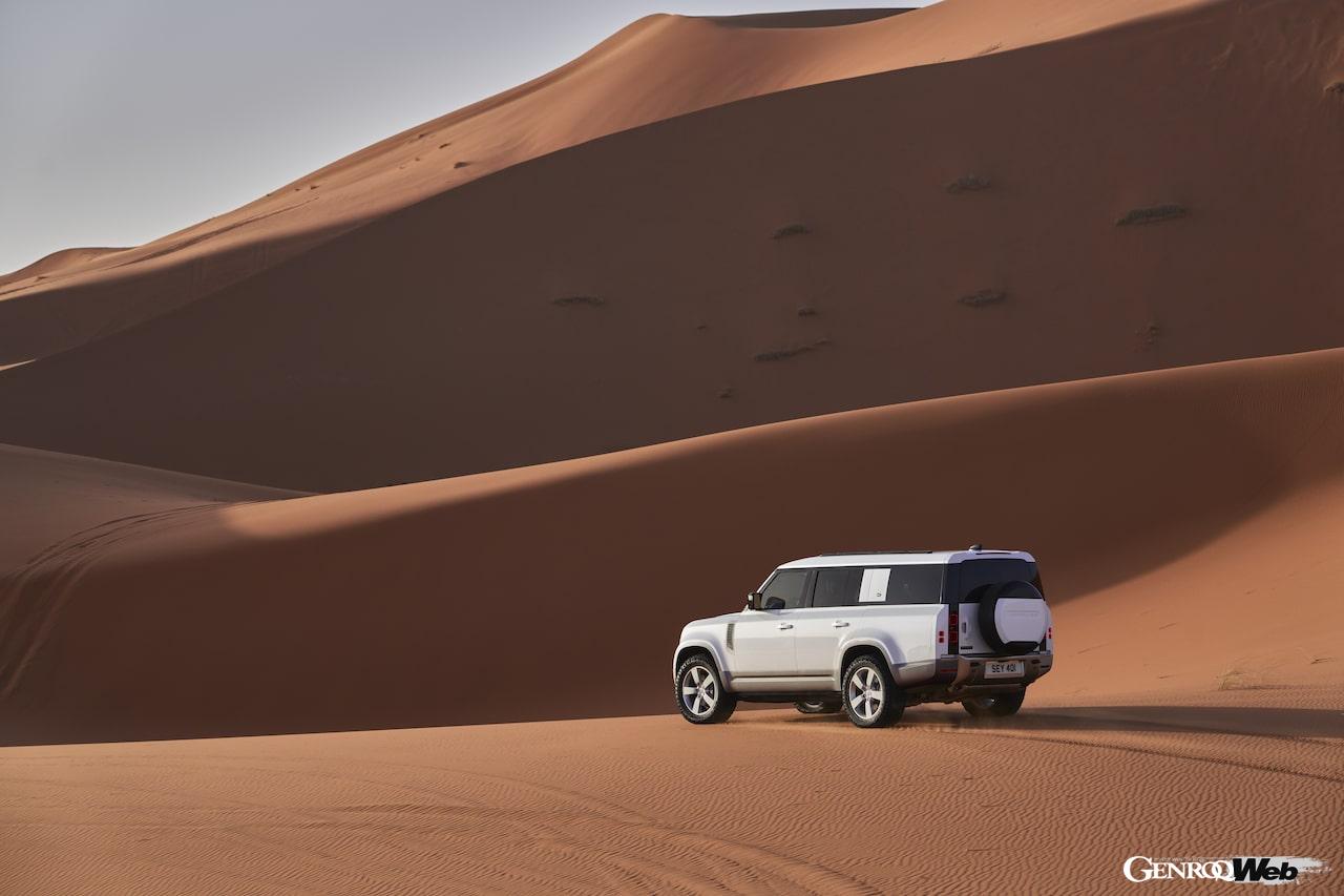 シリーズ最長のボディを持つ「ランドローバー ディフェンダー 130」の走行シーン