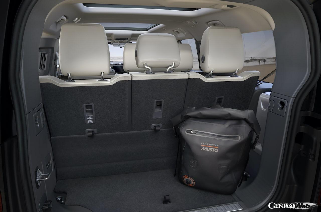 シリーズ最長のボディを持つ「ランドローバー ディフェンダー 130」のラゲッジルーム