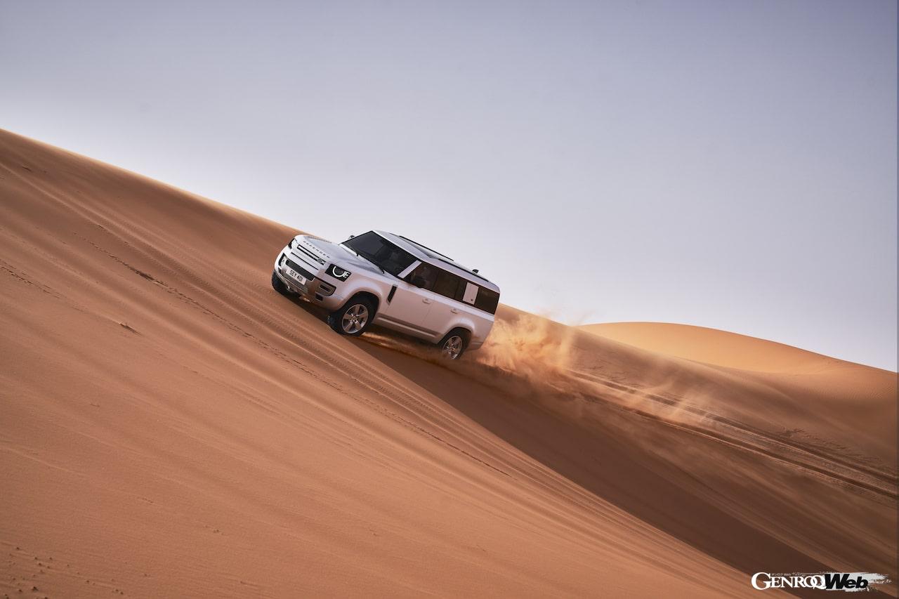 シリーズ最長のボディを持つ「ランドローバー ディフェンダー 130」の走行シーン