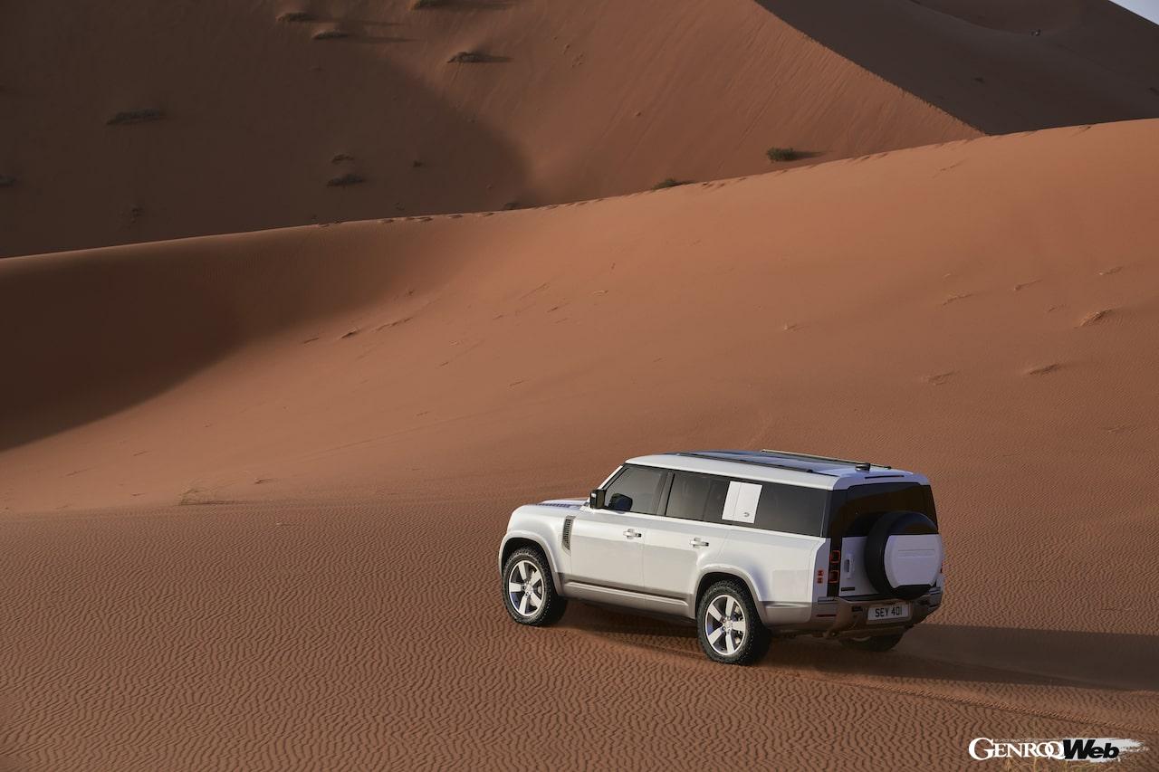 シリーズ最長のボディを持つ「ランドローバー ディフェンダー 130」のリヤスタイル