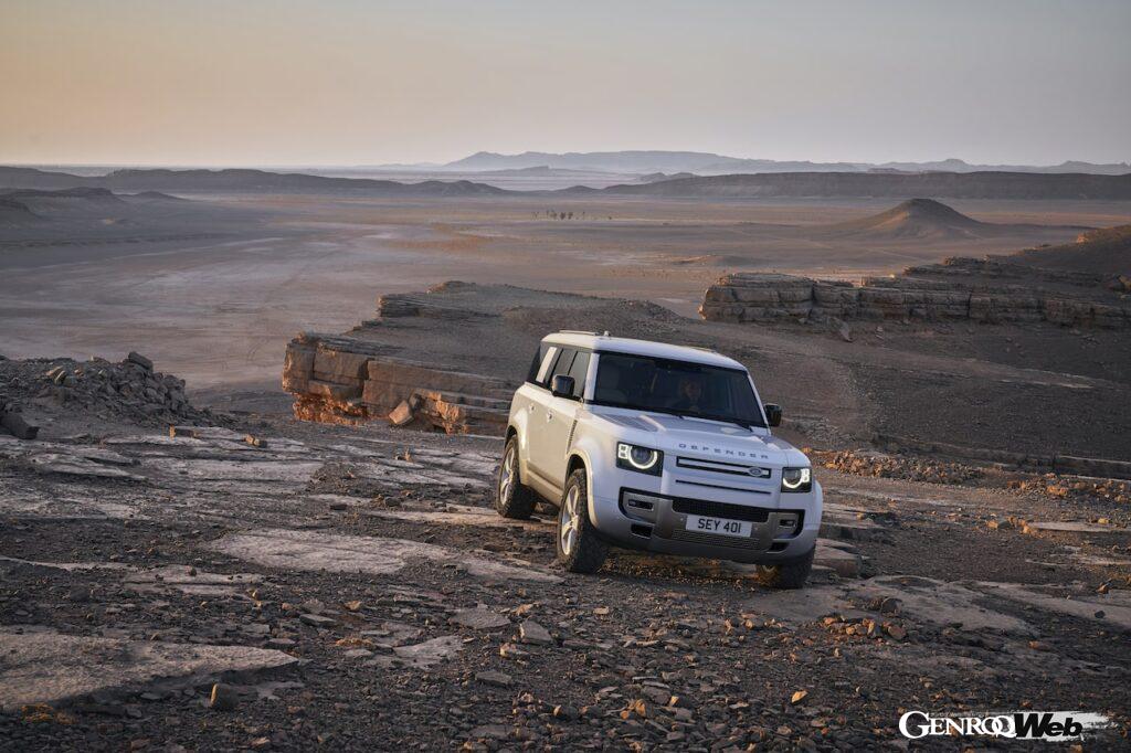 シリーズ最長のボディを持つ「ランドローバー ディフェンダー 130」の走行シーン。