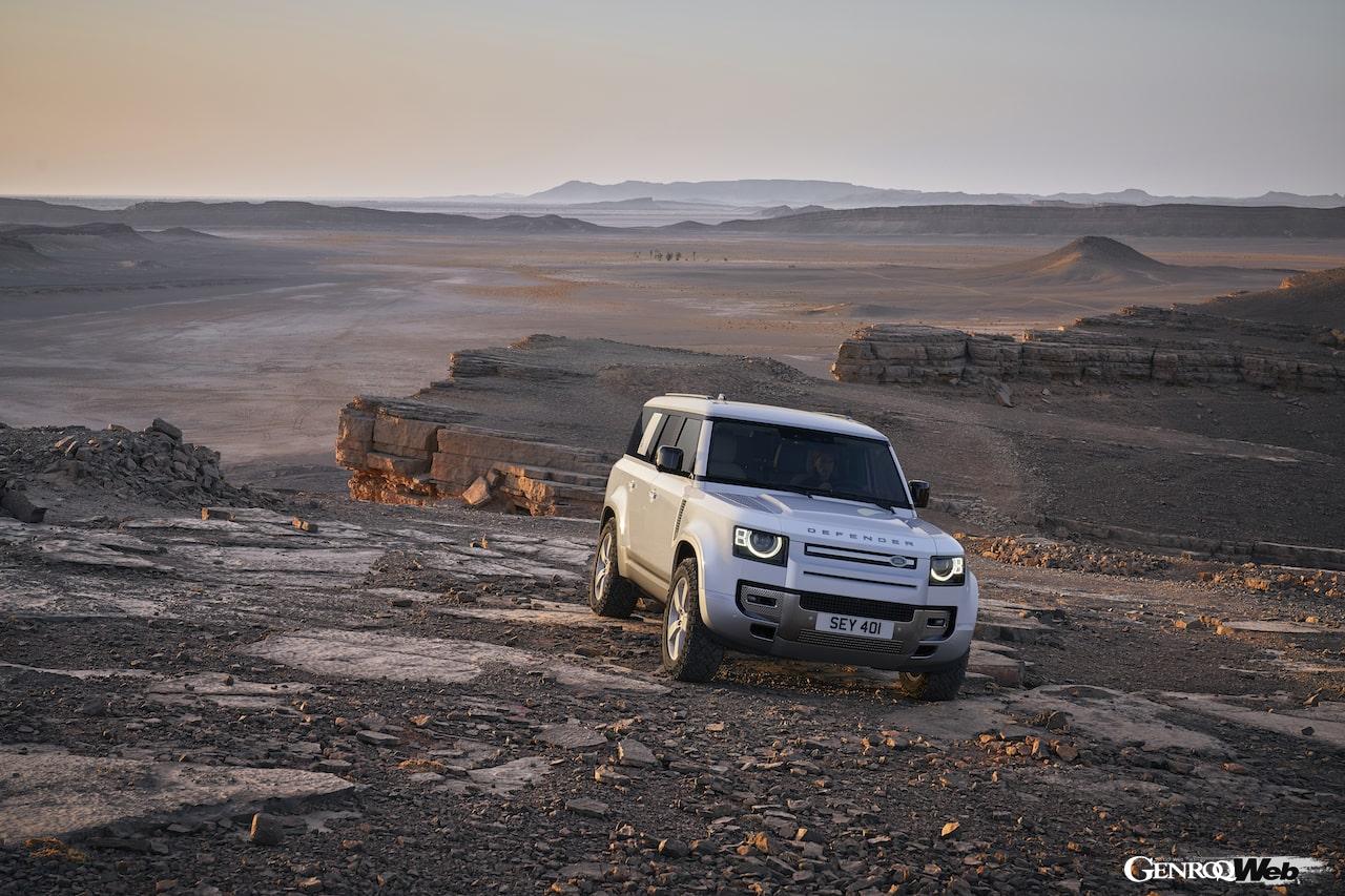 シリーズ最長のボディを持つ「ランドローバー ディフェンダー 130」の走行シーン。