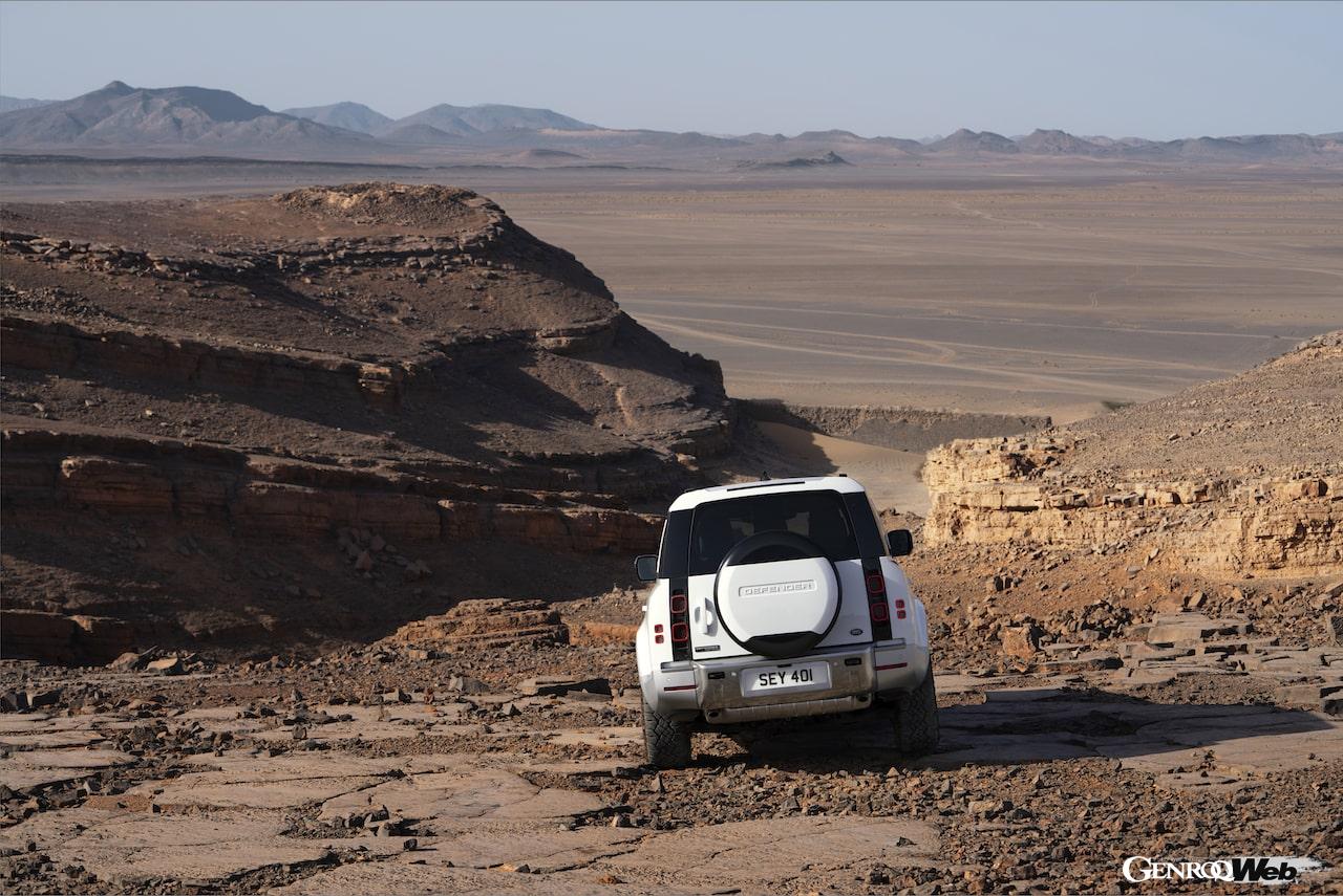 シリーズ最長のボディを持つ「ランドローバー ディフェンダー 130」の走行シーン