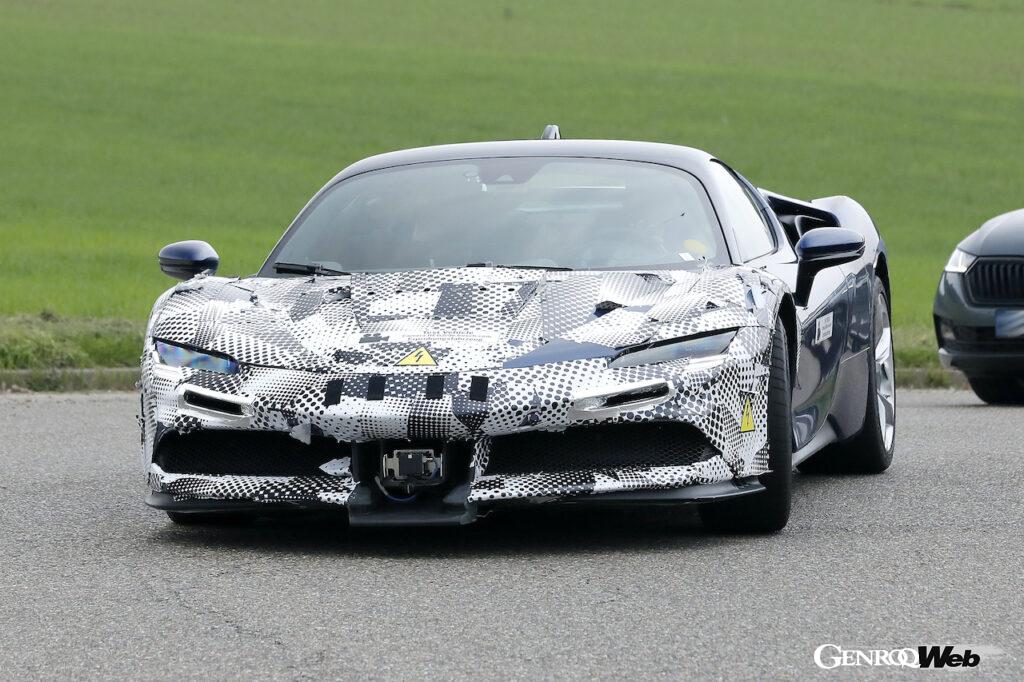 2023年末以降のデビューを目指し、テストが行われている「フェラーリ SF90 ヴェルシオーネ スペチアーレ」。
