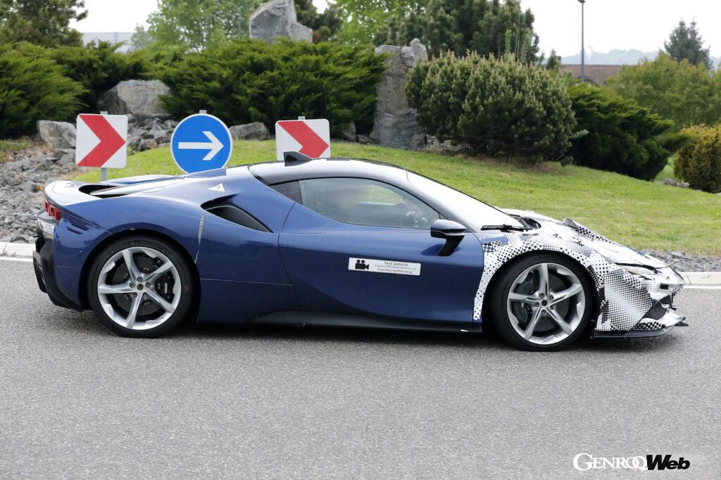 2023年末以降のデビューを目指し、テストが行われている「フェラーリ SF90 ヴェルシオーネ スペチアーレ」。