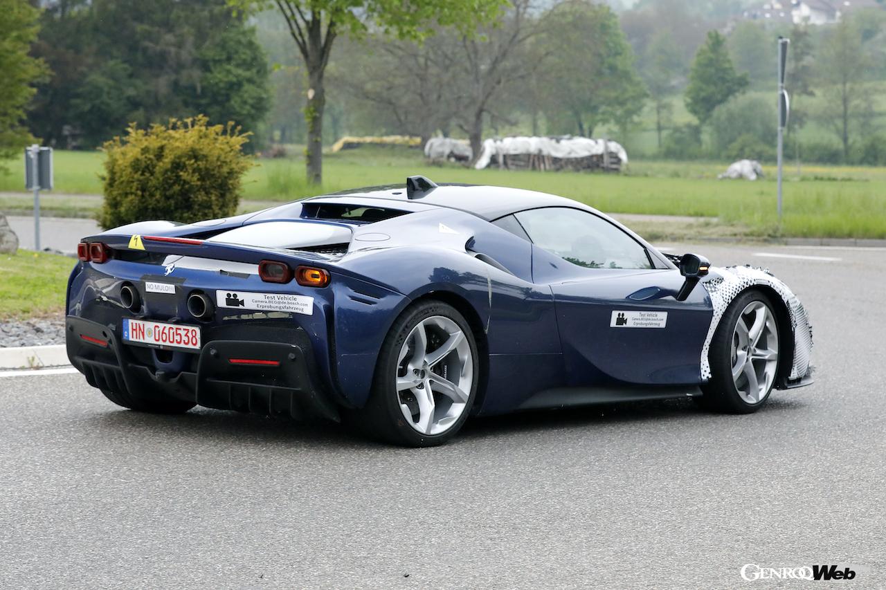 2023年末以降のデビューを目指し、テストが行われている「フェラーリ SF90 ヴェルシオーネ スペチアーレ」。