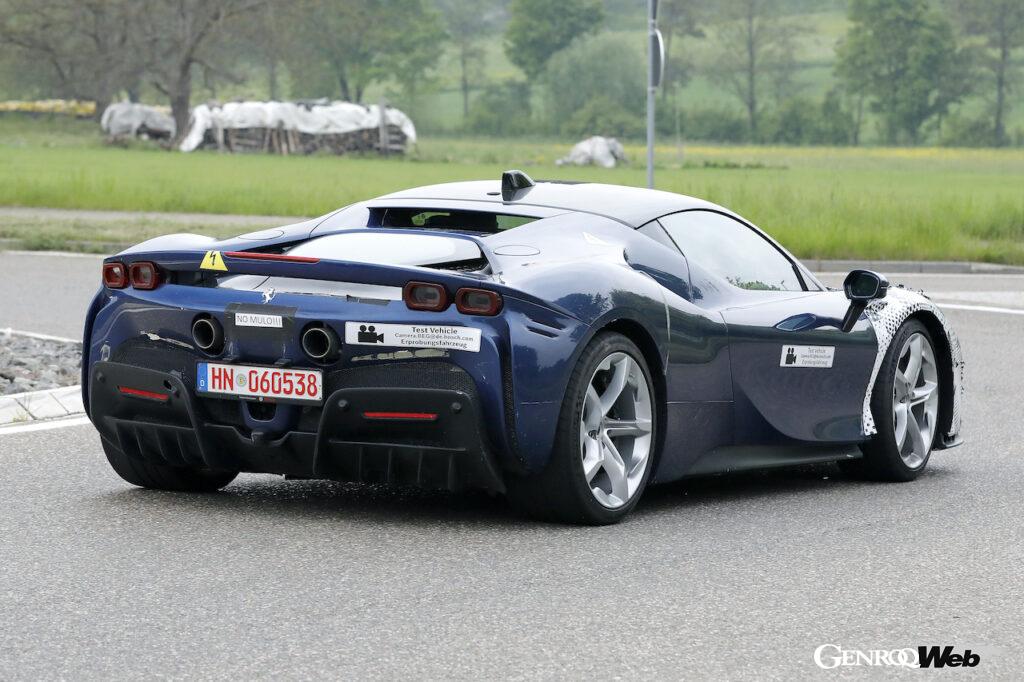2023年末以降のデビューを目指し、テストが行われている「フェラーリ SF90 ヴェルシオーネ スペチアーレ」。