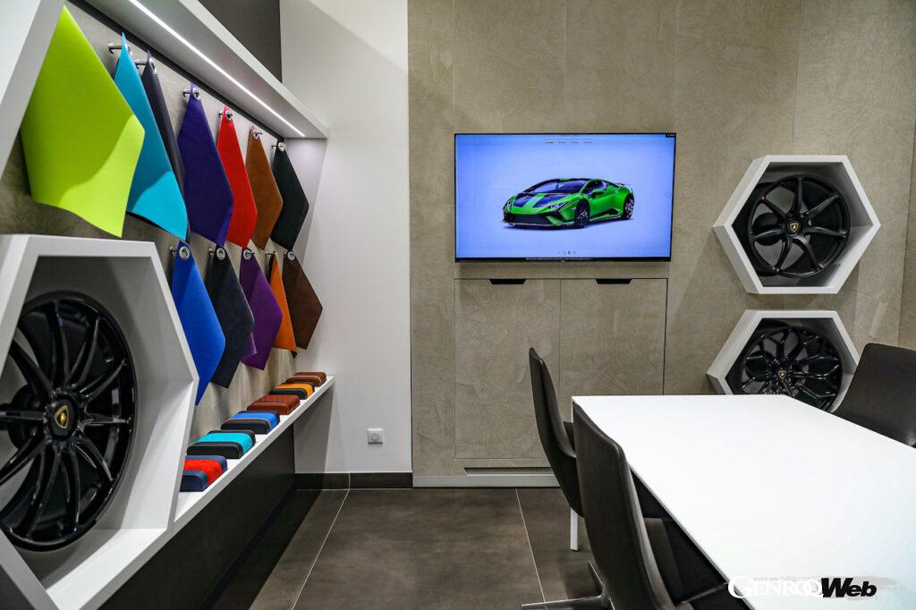 モナコのショールームにはニューモデルの展示スペースのほか、カスタマイズプログラム「アドペルソナム」のラウンジエリアも設けられた。