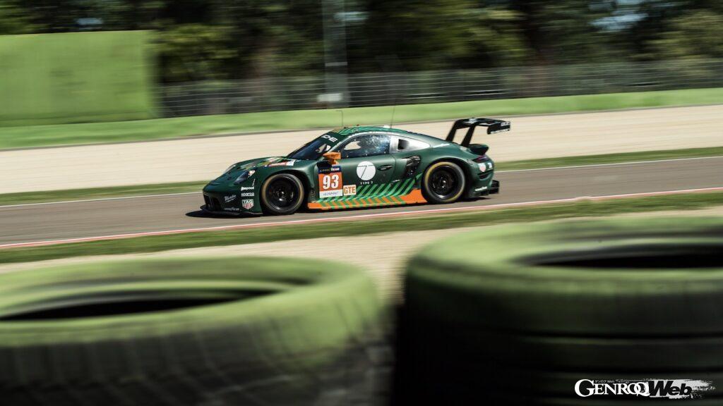 マイケル・ファスベンダーが2022年のル・マン24時間レースでドライブするポルシェ 911 RSR。