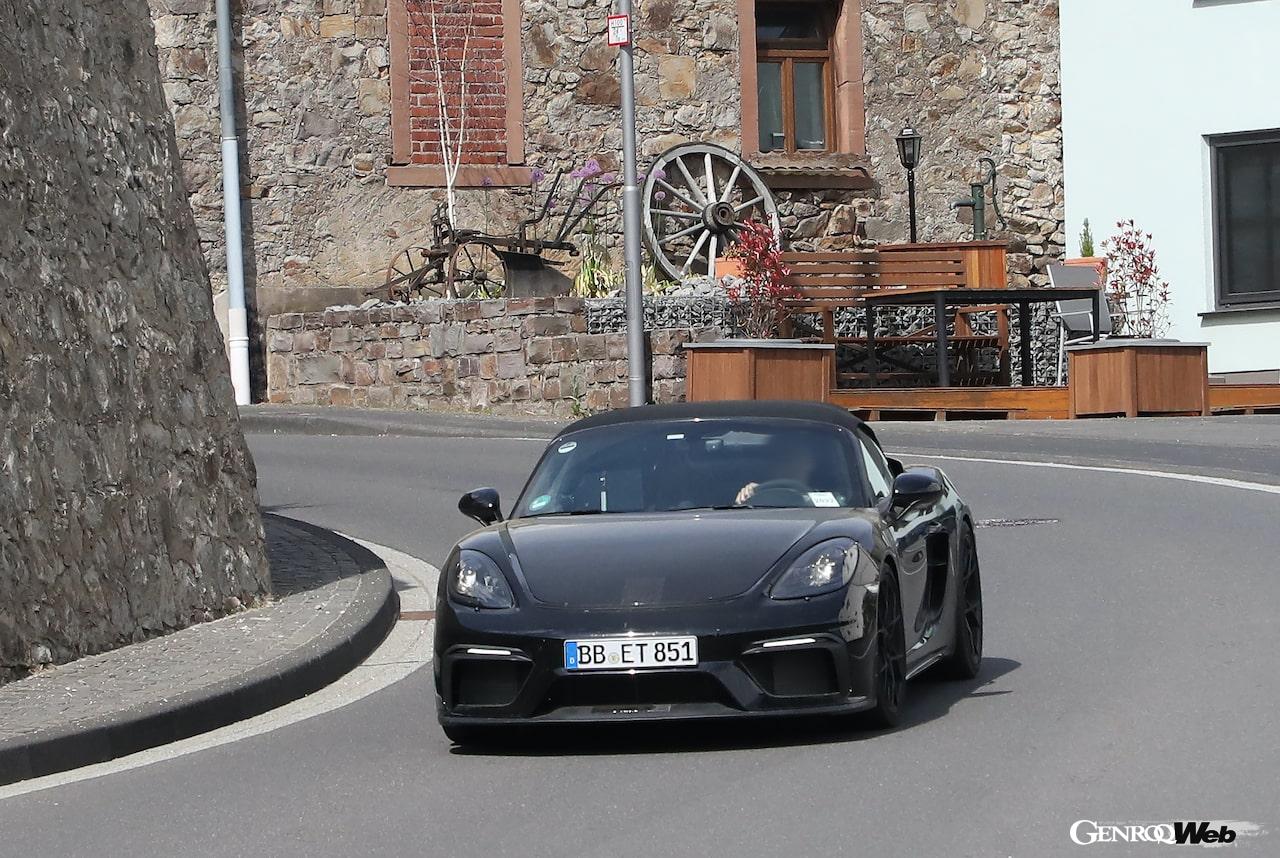 ほぼカモフラージュのない状態で、公道での走行を行う「ポルシェ 718 ボクスター スパイダー RS」