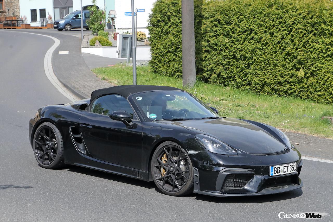ほぼカモフラージュのない状態で、公道での走行を行う「ポルシェ 718 ボクスター スパイダー RS」